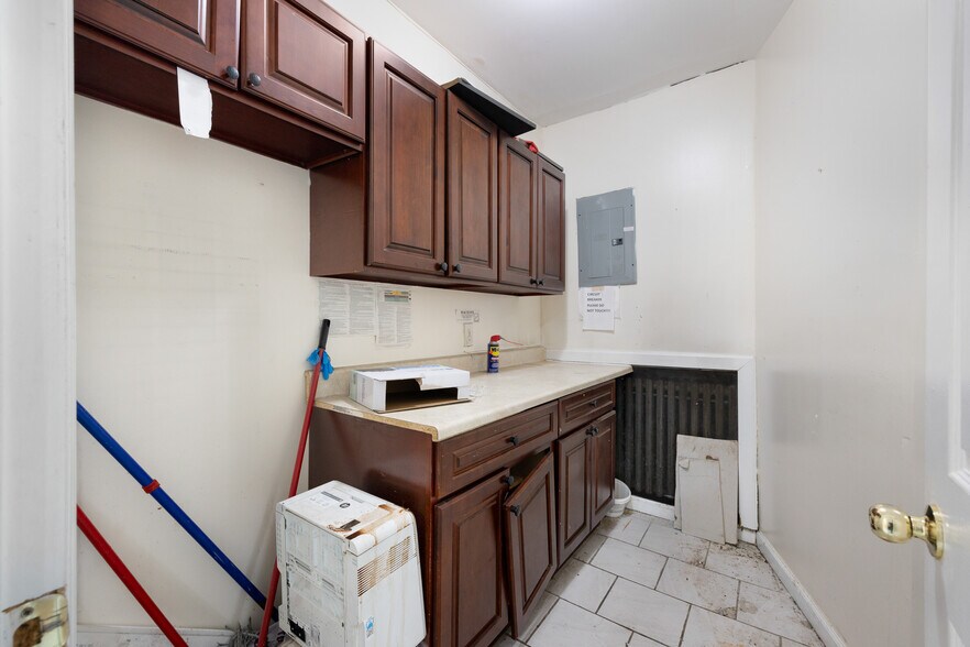 More Photos Of 600-602 Morris Ave, Bronx General Retail For Sale