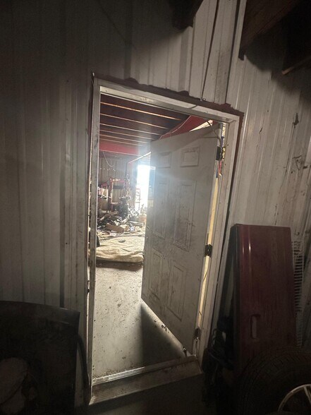 More Photos Of 5454 N Shepherd Dr, Houston Auto Salvage Facility For Lease