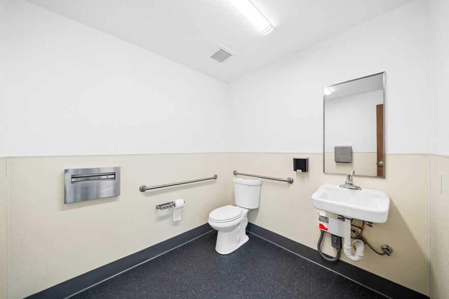 More Photos Of 14920 Hilton Dr, Fontana Warehouse For Lease