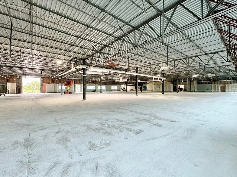 More Photos Of 7337 W Washington St, Indianapolis Light Distribution For Lease