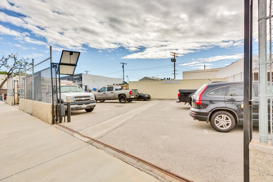 More Photos Of 435-437 N Varney St, Burbank Warehouse For Lease