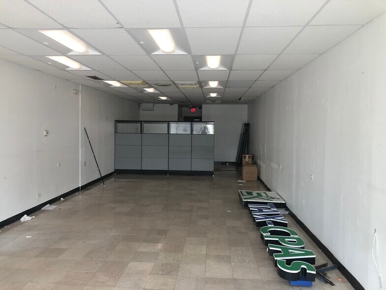 More Photos Of 927-967 W Golf Rd, Schaumburg General Retail For Lease