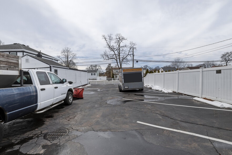 More Photos Of 150 N Delaware Ave, Lindenhurst Storefront Retail Residential For Sale