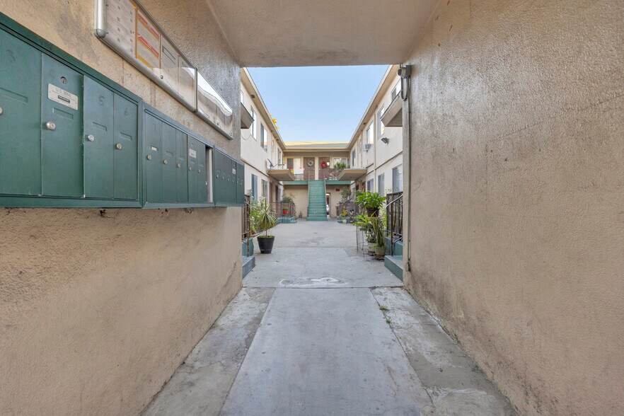 More Photos Of 8118 S Western Ave, Los Angeles Apartments For Sale