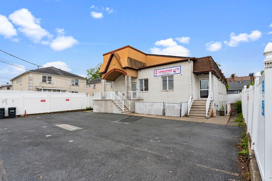 More Photos Of 2707 Hylan Blvd, Staten Island Office For Lease