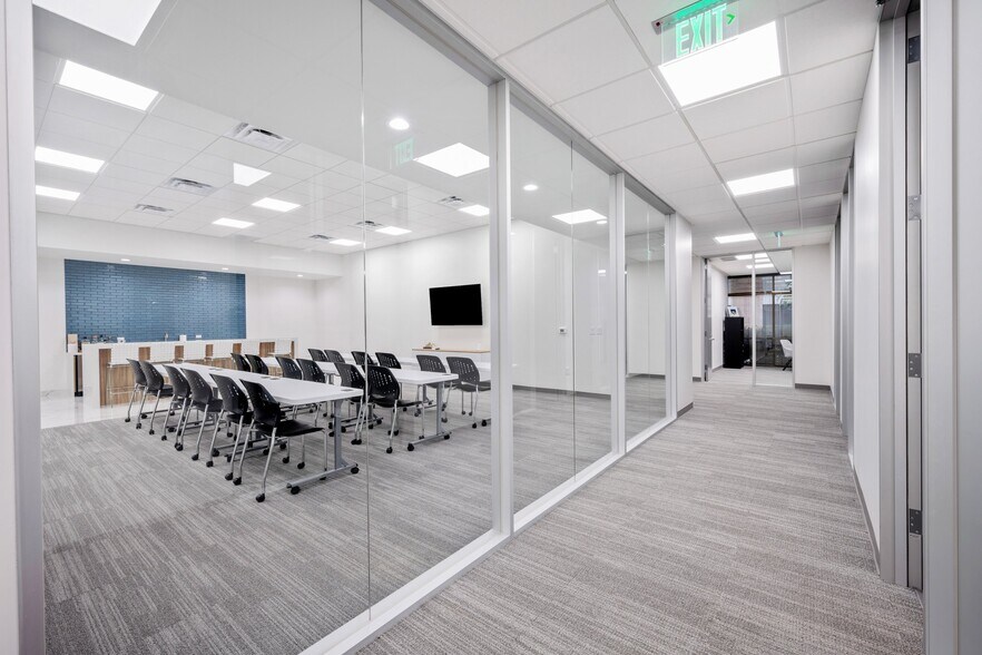 More Photos Of 4500-4540 Beltway Dr, Addison Showroom For Lease