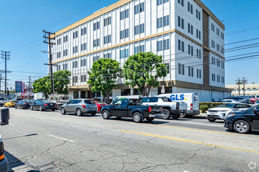 Primary Photo Of 15243 Vanowen St, Van Nuys Medical For Lease