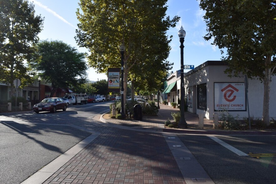 More Photos Of 24337-24339 Main St, Santa Clarita Storefront Retail Office For Sale