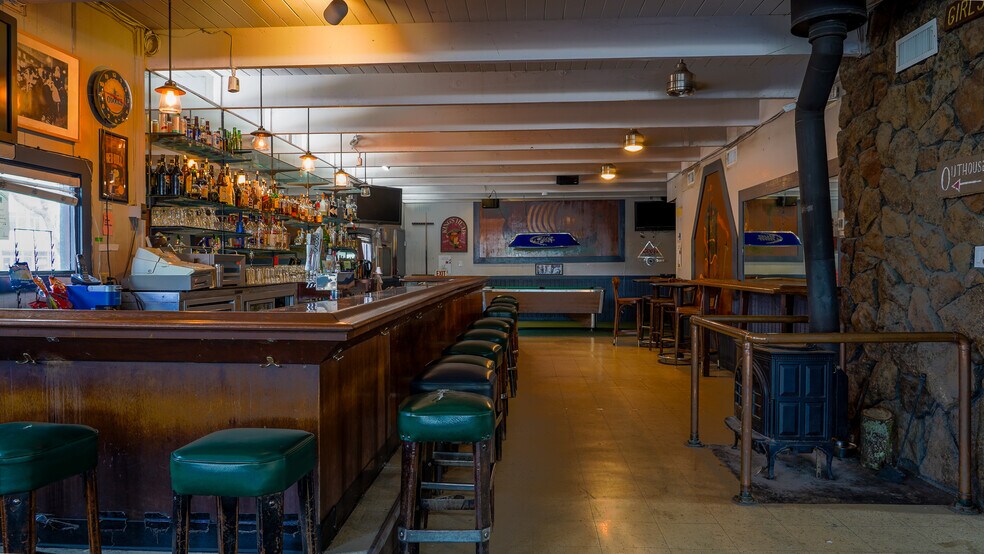 More Photos Of 7377 Redwood Blvd, Novato Bar For Lease