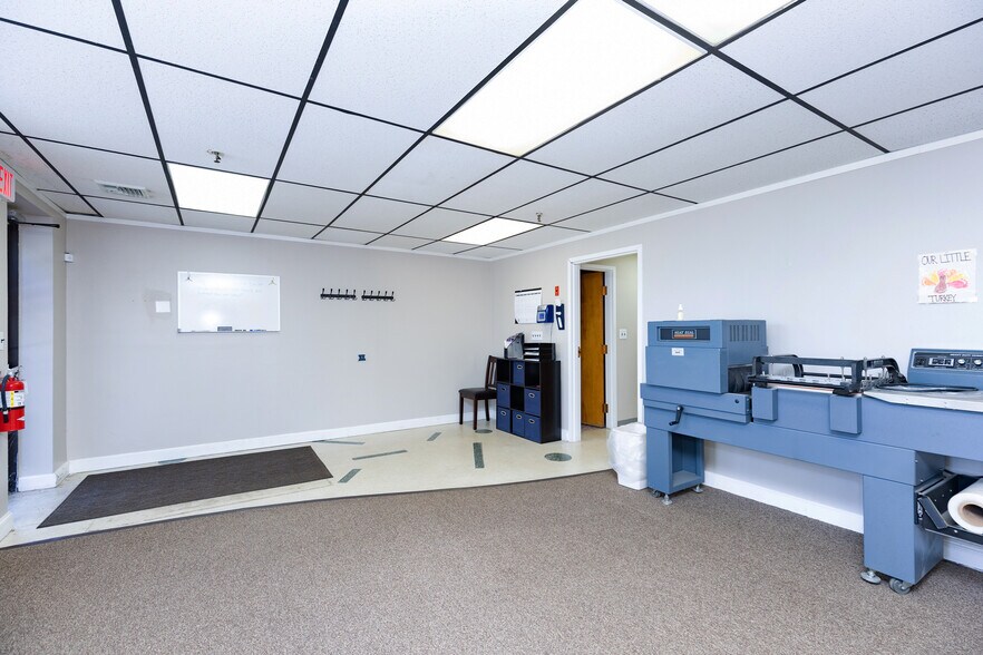More Photos Of 24 Keewaydin Dr, Salem Flex For Lease