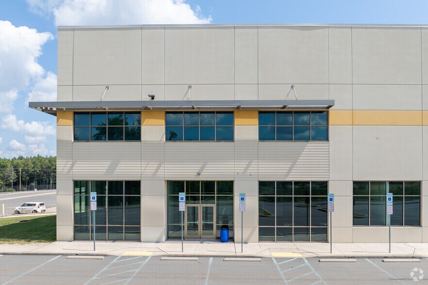 More Photos Of 198 Commercial Blvd, Blakeslee Warehouse For Lease