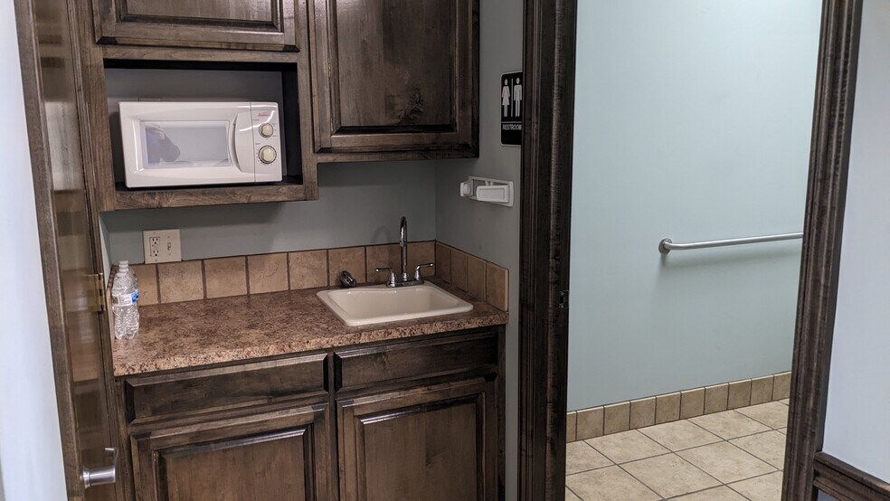 More Photos Of 621-633 N Kessler St, Wichita Showroom For Lease