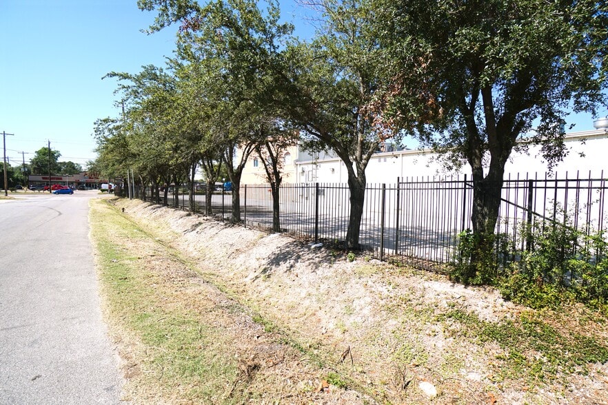 More Photos Of 5800 Airline Dr, Houston Flex For Lease