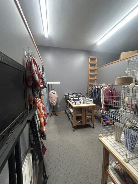 More Photos Of 126 Main St N, Lonsdale Storefront For Lease