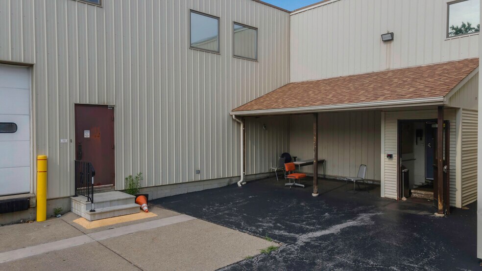 More Photos Of 7290 Nash Rd, North Tonawanda Showroom For Sale