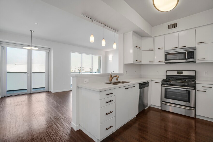 More Photos Of 525 Santa Monica Blvd, Santa Monica Apartments For Sale