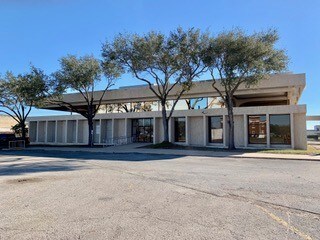 Primary Photo Of 422 E Avenue B, Robstown Medical For Lease