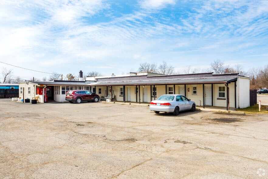 Primary Photo Of 27527 Telegraph Rd, Flat Rock Hotel For Sale