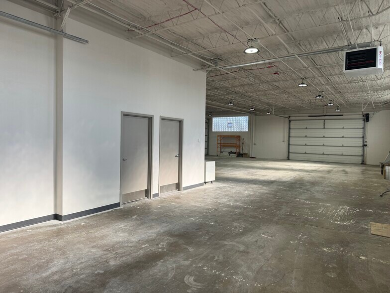 More Photos Of 945 Criss Cir, Elk Grove Village Light Manufacturing For Lease