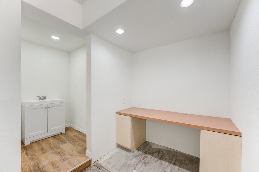 More Photos Of 10215 Papalote St, Houston Showroom For Lease