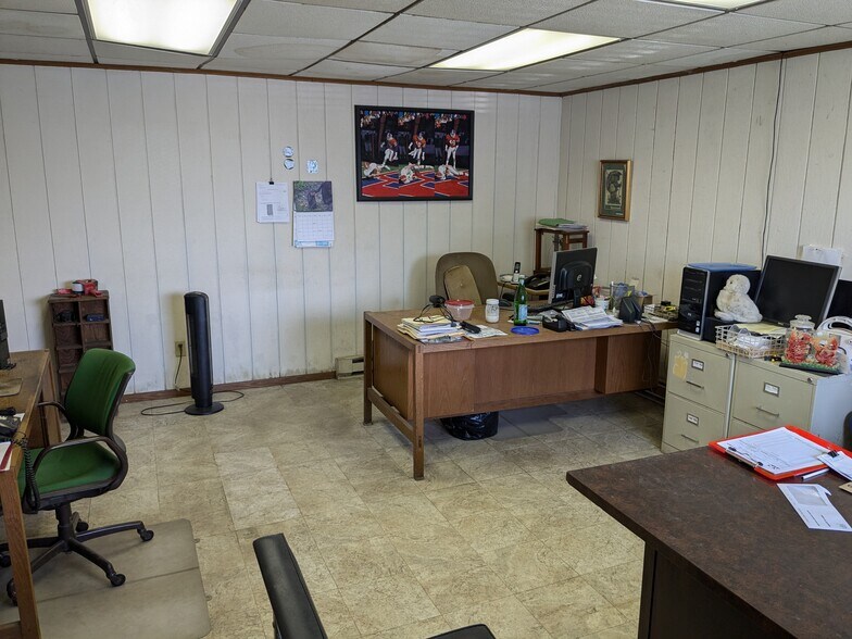 More Photos Of 61 W Lawn Ave, Columbus Warehouse For Lease
