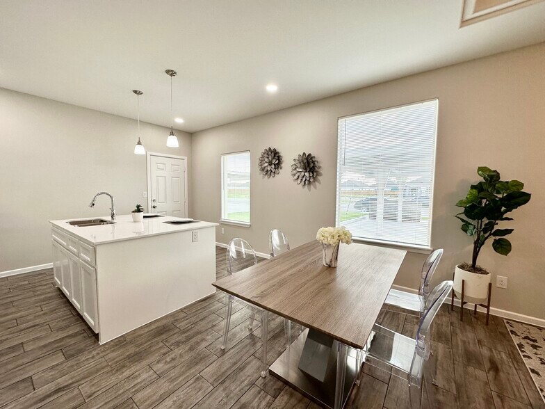 More Photos Of 1300 S Yankton St, Alton Apartments For Sale