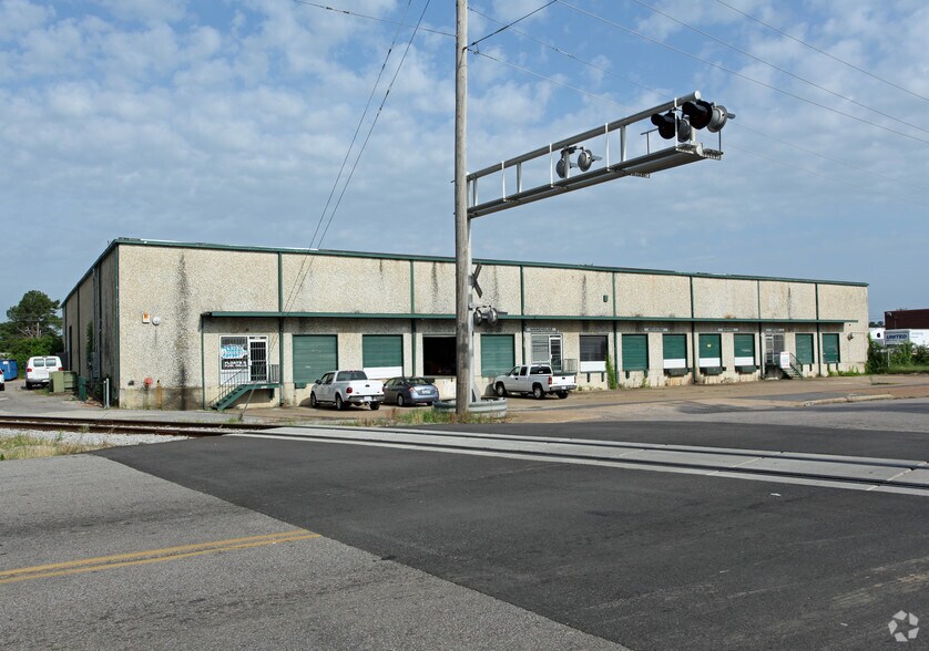 More Photos Of 3615-3625 Air Park St, Memphis Distribution For Lease