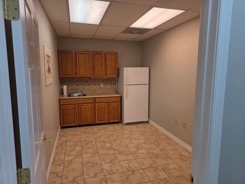 More Photos Of 161 Prosperity Dr, Winchester Showroom For Lease