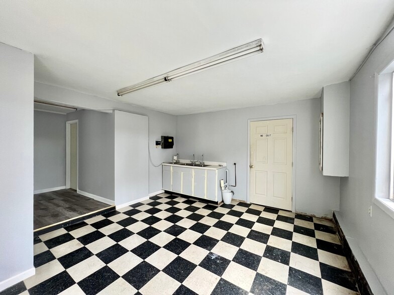 More Photos Of 444 North Ave, Hilton Restaurant For Sale