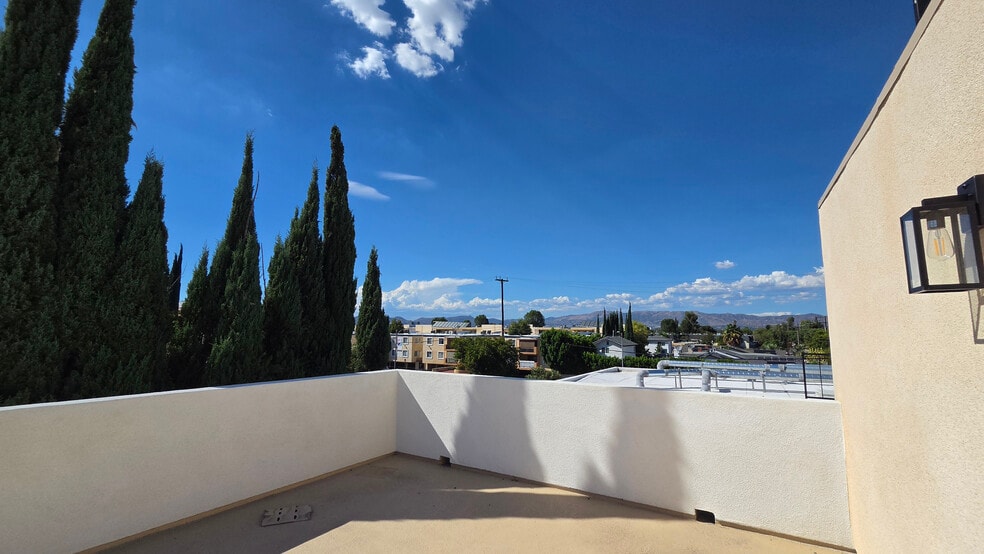 More Photos Of 19100 Victory Blvd, Tarzana Apartments For Lease