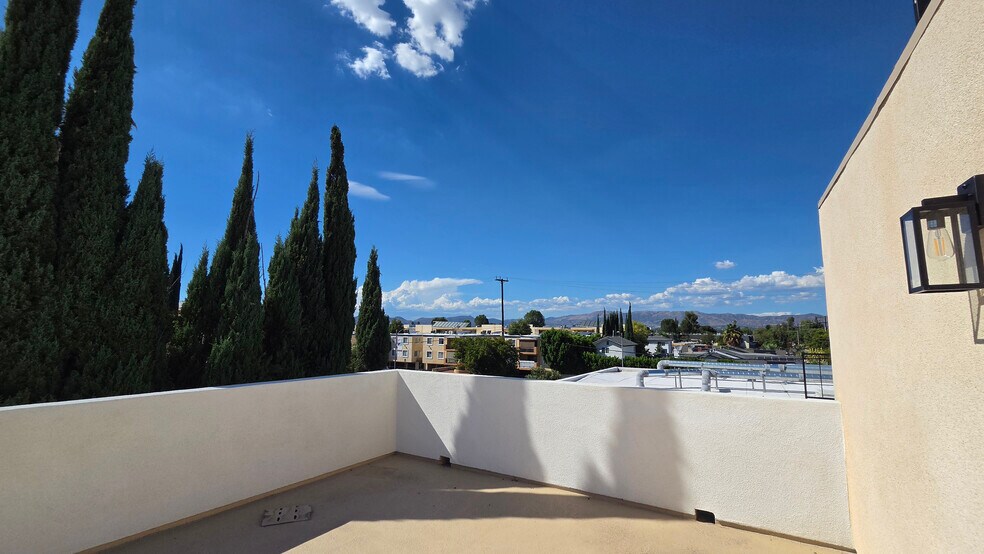 More Photos Of 19100 Victory Blvd, Tarzana Apartments For Sale