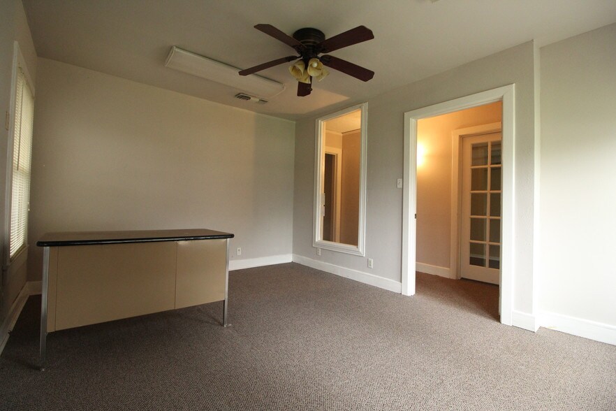 More Photos Of 13170 Pond Springs Rd, Austin Auto Repair For Sale