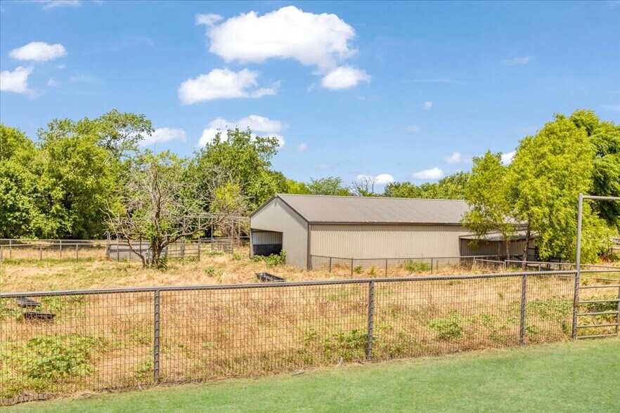 More Photos Of 350 Nails Crossing Rd, Caddo Warehouse For Sale