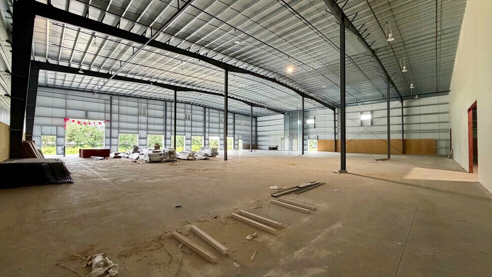 More Photos Of 2221 US-441, Fruitland Park Showroom For Sale
