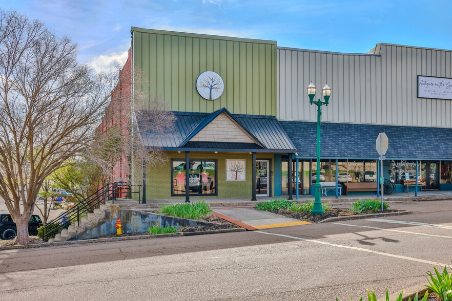 More Photos Of 126 N Wilson St, Dresden General Retail For Sale