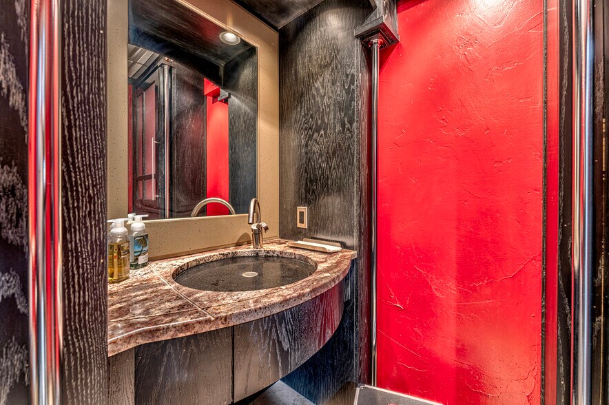 More Photos Of 921 N Lahoma Ave, Norman Light Manufacturing For Sale