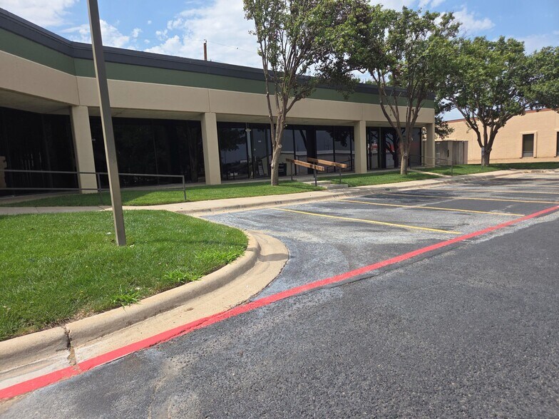 More Photos Of 2400 Lakeview Dr, Amarillo Office For Sale