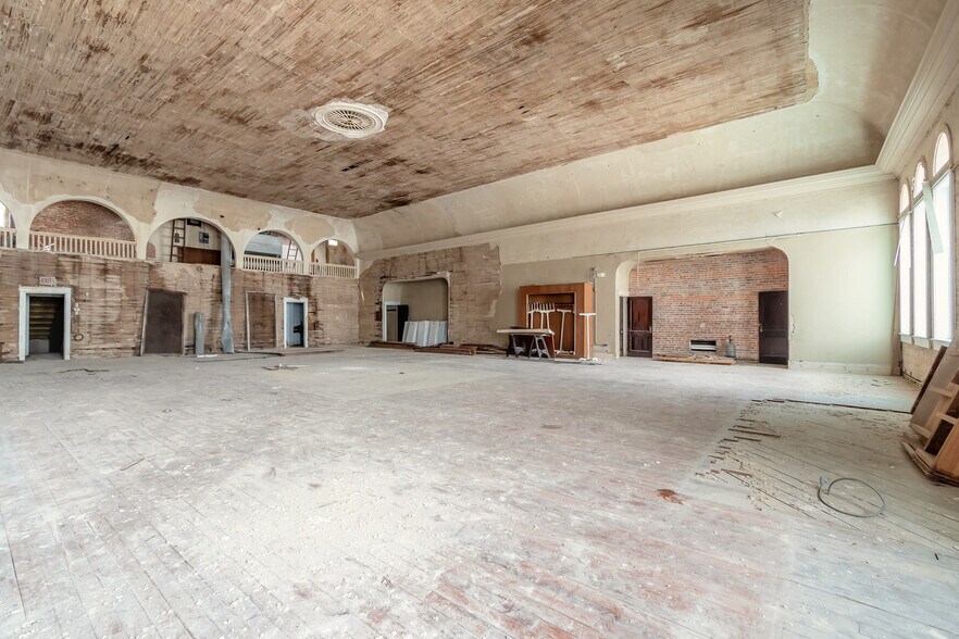 More Photos Of 135 Orange Ave, Daytona Beach Storefront For Sale