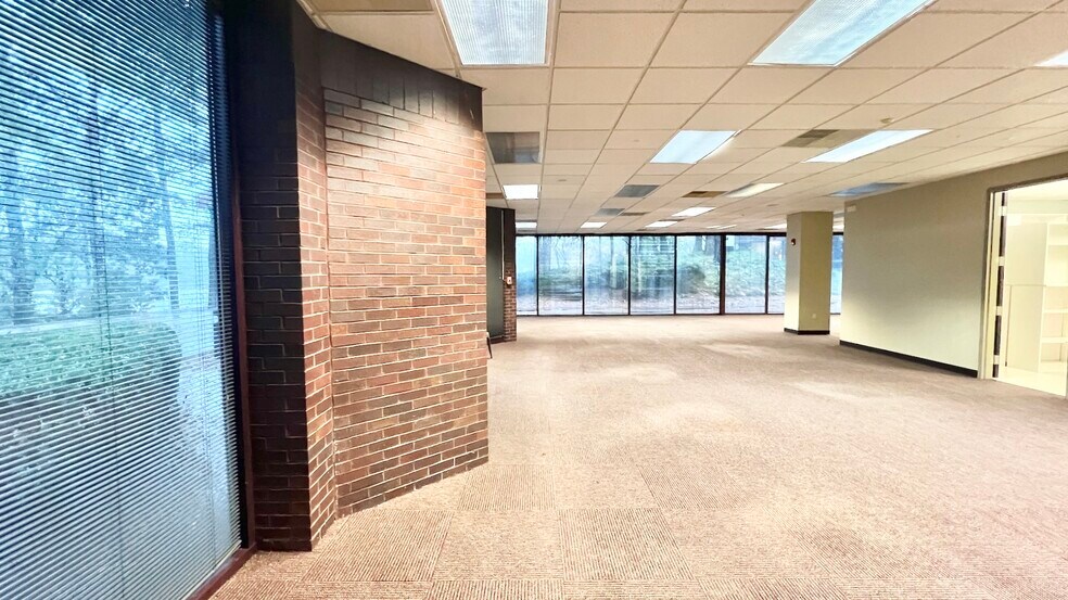 More Photos Of 8800 Roswell Rd, Sandy Springs Office For Sale