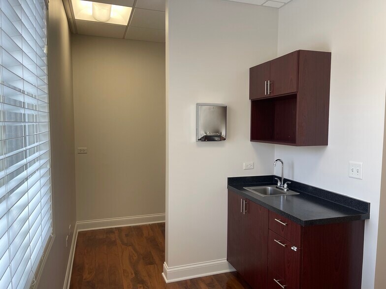 More Photos Of 114 W Rockland Rd, Libertyville Office For Lease