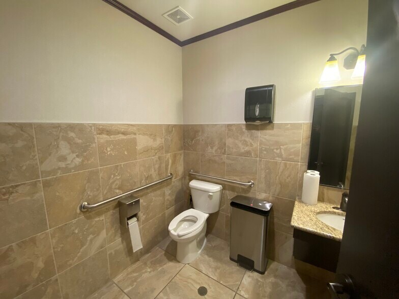 More Photos Of 1050 W Campbell Rd, Richardson Medical For Sale