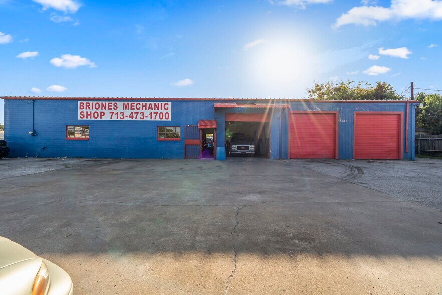 More Photos Of 1201 Preston Ave, Pasadena Auto Repair For Sale