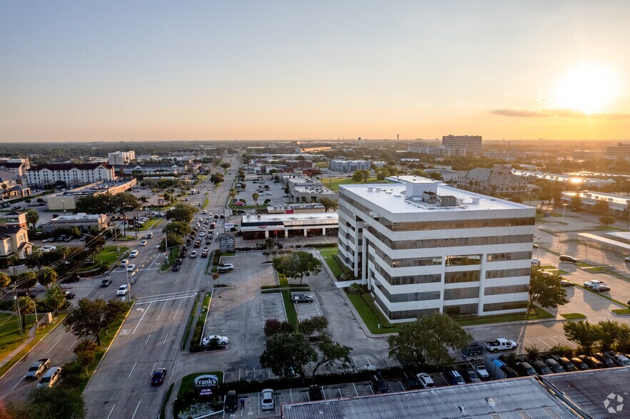 More Photos Of 711 W Bay Area Blvd, Webster Office For Lease