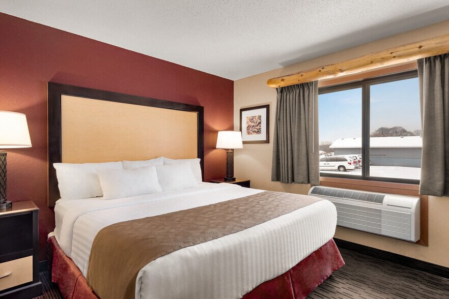 More Photos Of 777 Highway 10 E, Detroit Lakes Hotel For Sale