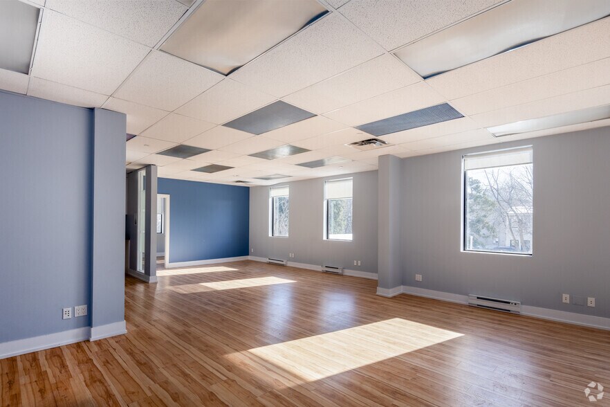 More Photos Of 32 Rue Saint-Charles, Longueuil Office For Lease