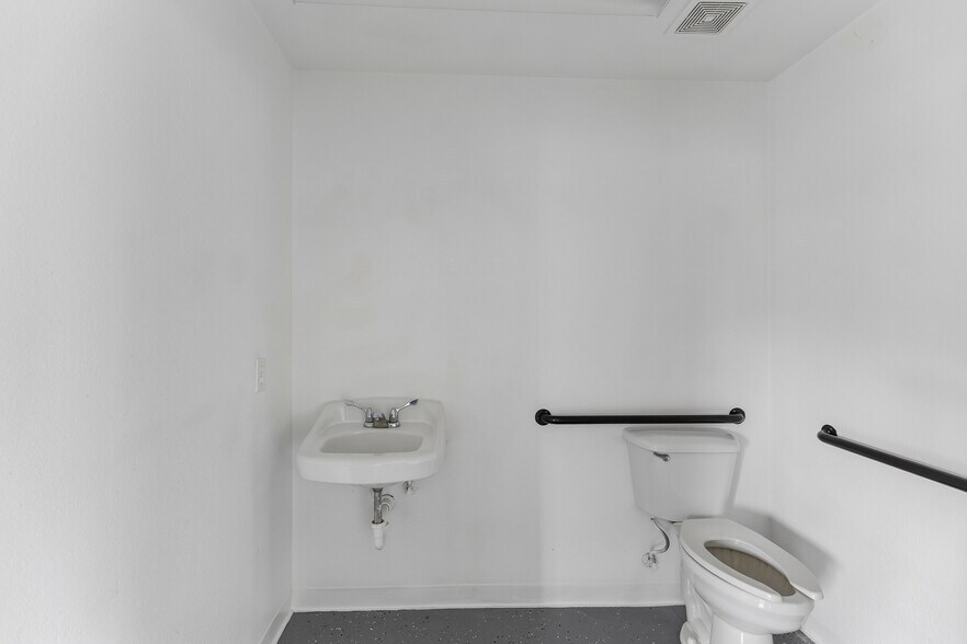 More Photos Of 1020 Guadalupe St, Lockhart Office For Sale