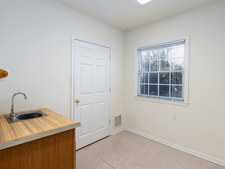 More Photos Of 722 Grant St, Herndon Medical For Sale