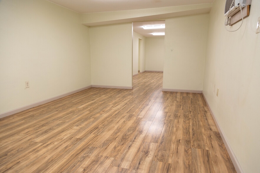 More Photos Of 211 S Austin St, Hutchins Flex For Sale