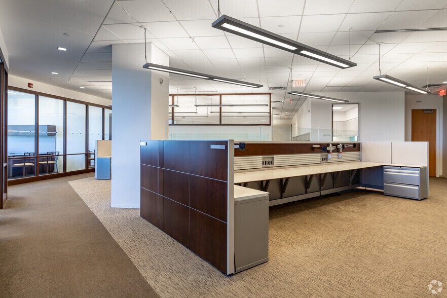 More Photos Of 2600 W Big Beaver Rd, Troy Office For Lease