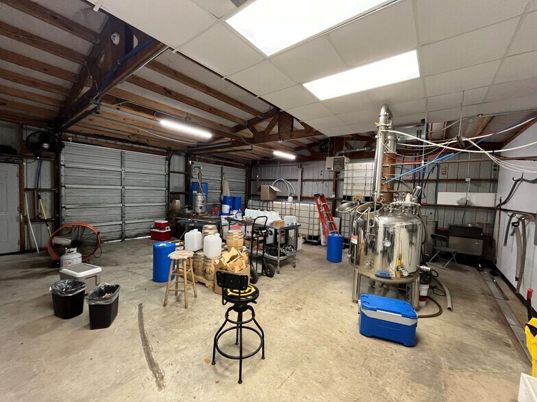 More Photos Of 1303 Beach Airport Rd, Conroe Warehouse For Sale